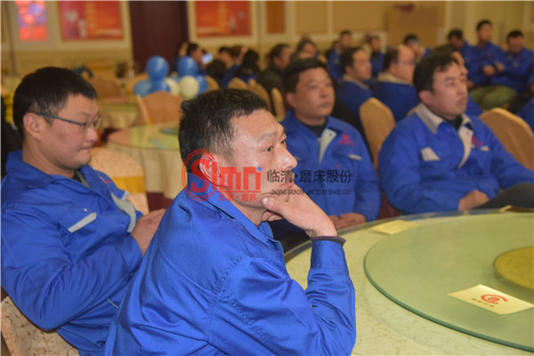 觀看年會(huì)的員工