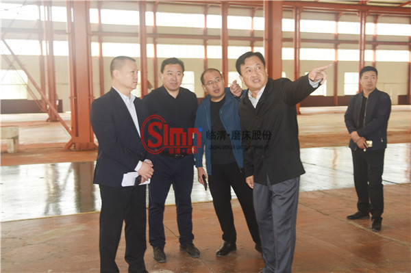 領(lǐng)導(dǎo)考察新開發(fā)的車間