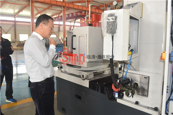 山大領(lǐng)導(dǎo)參觀(guān)