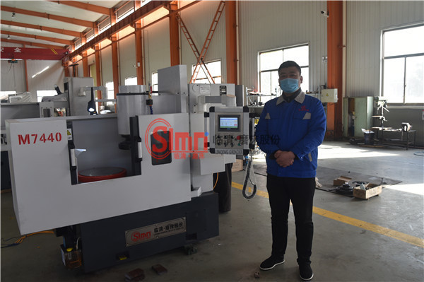 銷(xiāo)售經(jīng)理張書(shū)民完成4臺(tái)磨床訂單